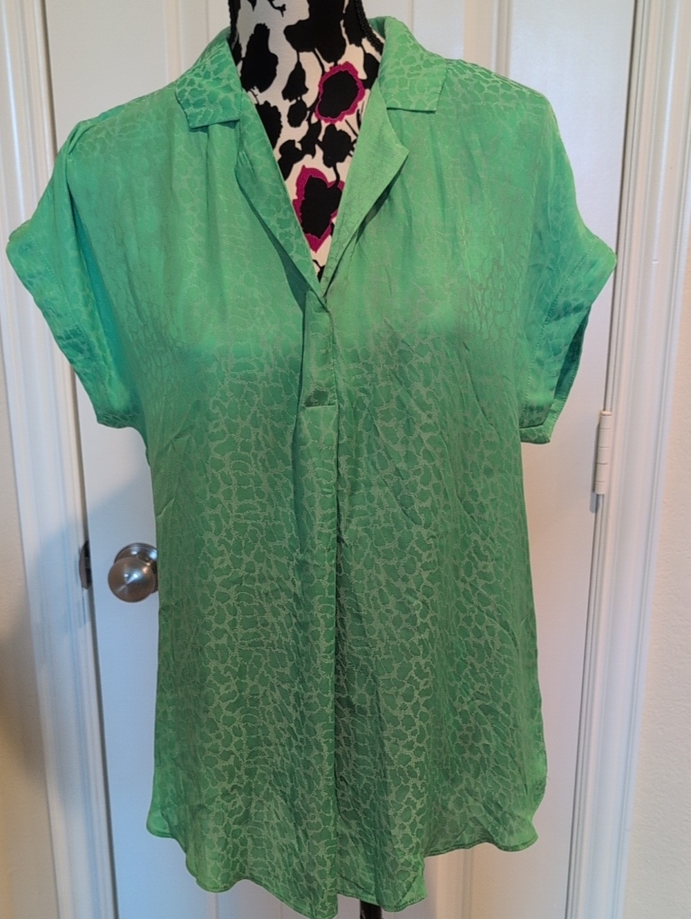 RACHEL Rachel Roy Emerald Green Short Sleeve V-Neck Blouse Size Small NWT